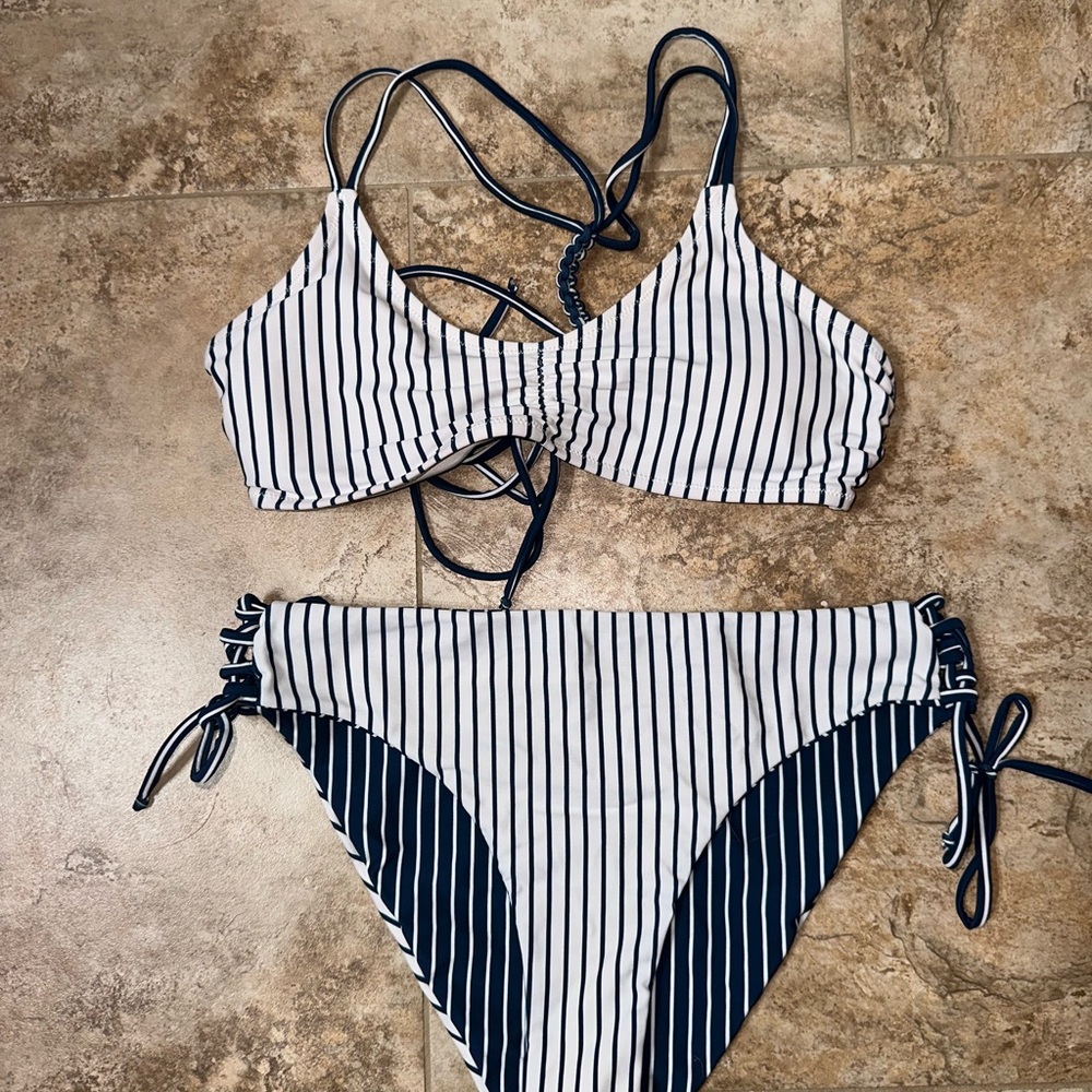 Cupshe Striped Bikini Set with Adjustable Straps and Reversible Bottoms